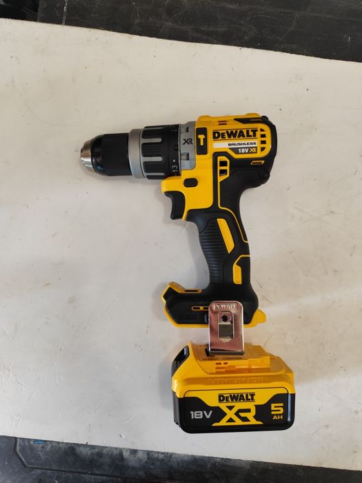 Безчетков акумулаторен удърен винтоверт Девалт DeWALT DCD796 + 5 Ah