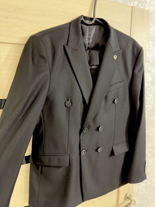 Двубортный костюм тройка