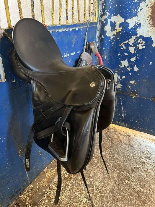 Продавам Kieffer седло за обездка 18'