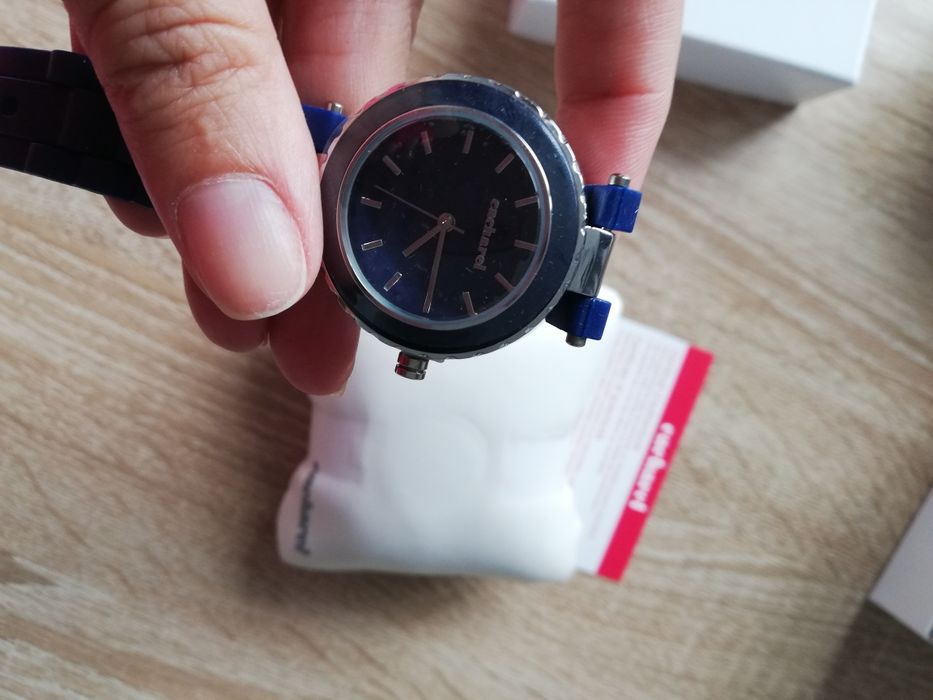 Нов дамски часовник Cacharel. Нов,  не е използван