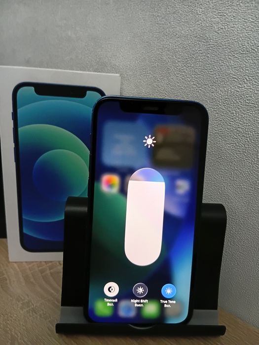 Iphone 12 Mini с документами.