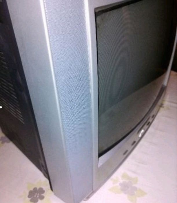 Малък портативен телевизор.