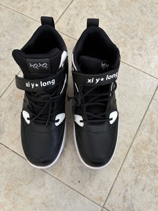 Маратонки с ролкови кънки