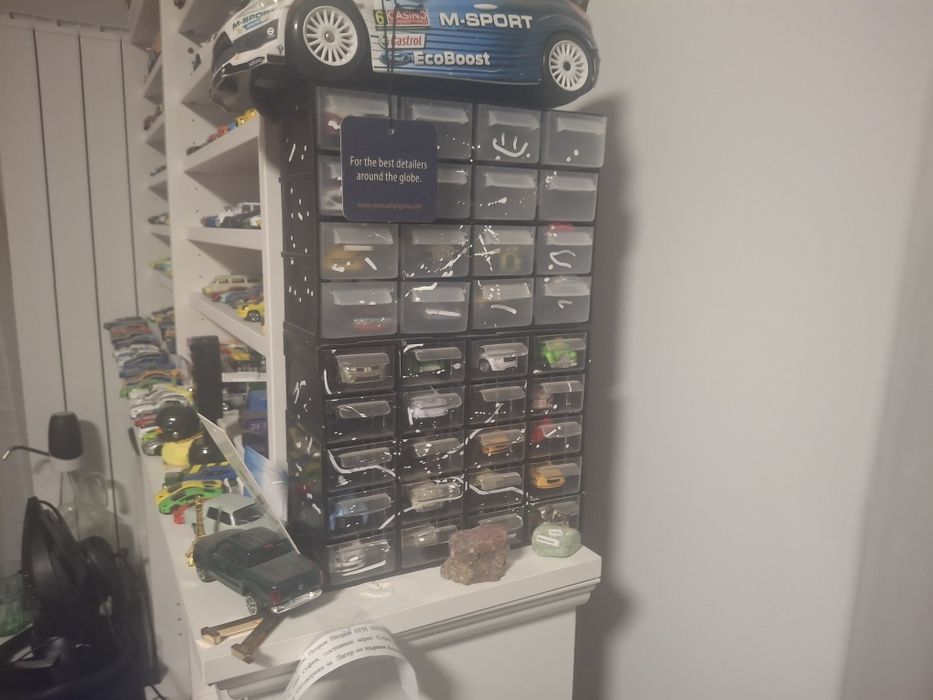Продавам колекция малки и големи колшчки ( hot wheels,  majorete, matchbox, burajo и др)
