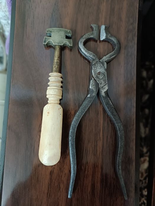 Старинные щипцы и стеклорез