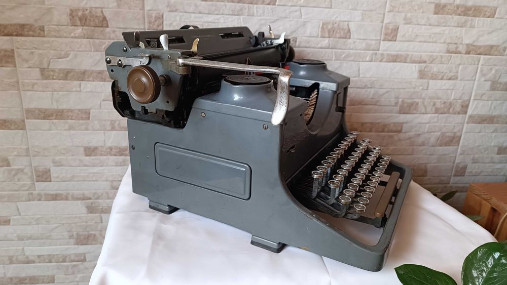 Стара пишеща машина TRIUMPH STANDART 12 - Made in Germany - 1940 год.