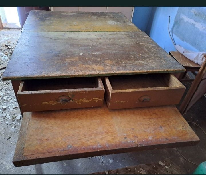 2 mese cu 2 sertare la fiecare masa si 2 placi de lemn pentru aluat