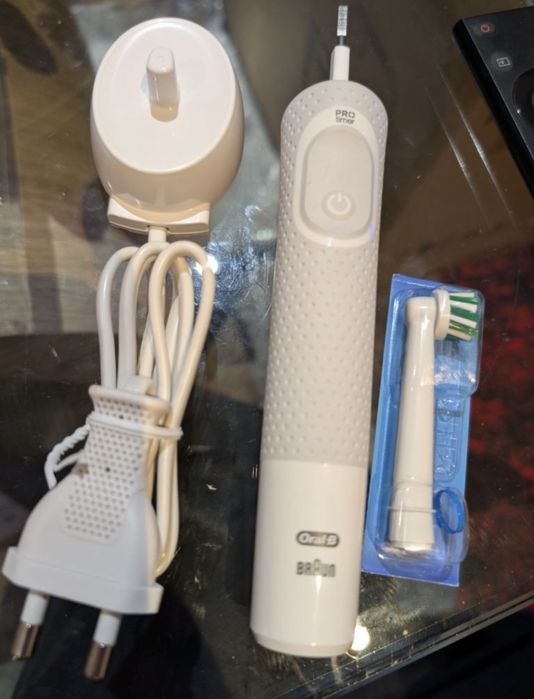 Oral B braun , periuta de dinti electrica .