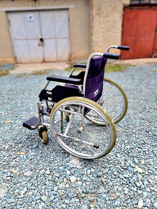 Carut cu rotile pentru persoane cu dizabilități sau mobilitate redusaq