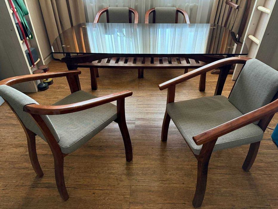 Продается обеденный стол (стеклянный) и 4 стула