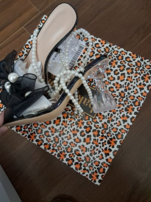 Кокетни сандали с перли