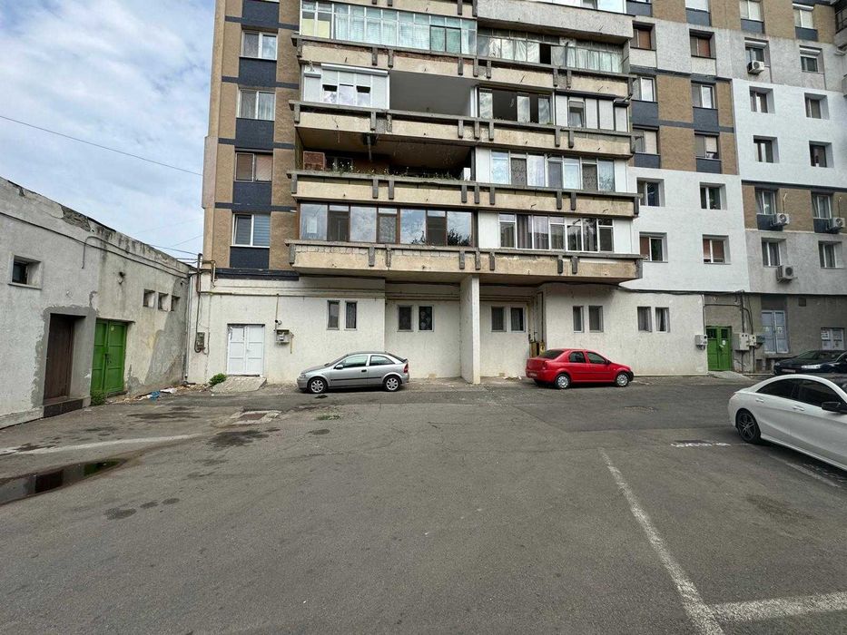 Spatiu comercial aprox 620 mp Bld .Independentei nr.59 bl.Turn- Braila