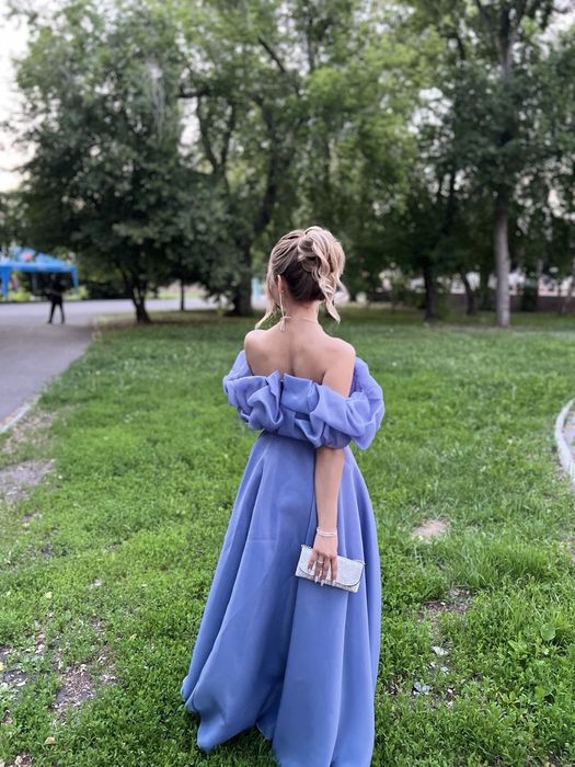 Вечернее платье цвета индиго