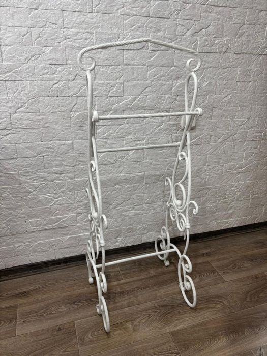 Кованная вешалка, Молчаливый слуга