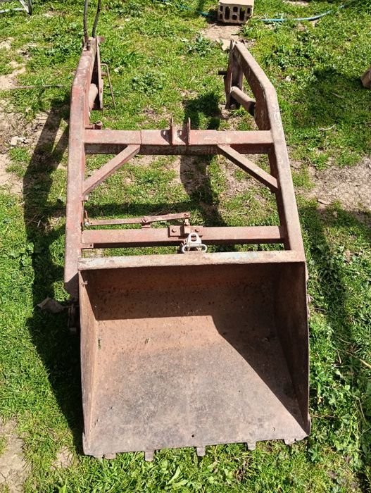 Челен товарач за малогабаритен трактор