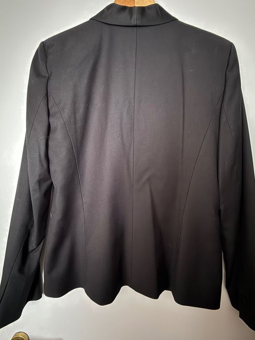 Продавам дамски костюм от три части