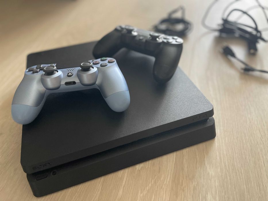 PS4 Slim 1TB + 2 джойстика + игри - отлично състояние