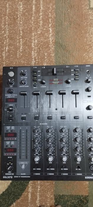 Продам микшер BEHRINGER