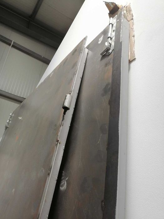 Големи метални врати -чифт