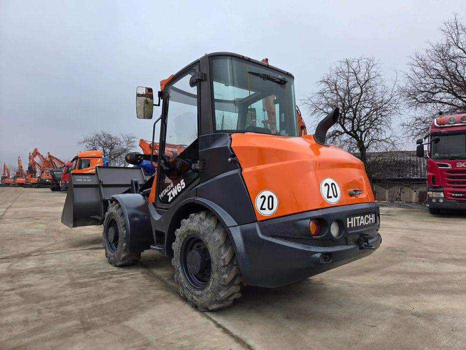 Hitachi ARTICULAT ZW65, Ridica 2,4tone la 3,2m, incarca 8x4 si semiremorci basculabile, 2019, 1.790h, 4x2, Cupla rapida, cupa 1mc, furci, AC, Anvelope 70%-ok, STARE FOARTE BUNA, POSIBILITATE LEASING 3 ani-PROMOTIE 34.900 EUR+Tva