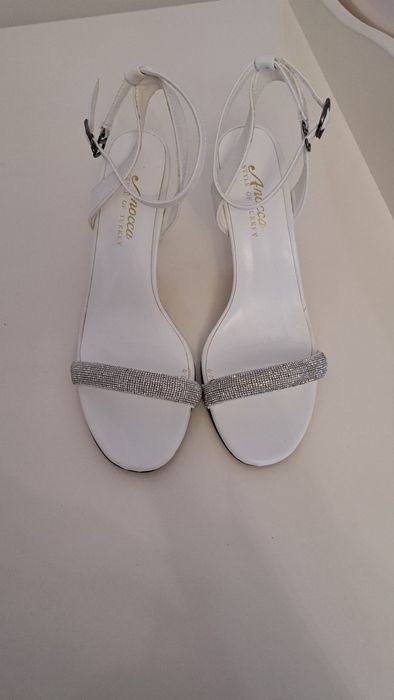 Женская обувь на каблуках.