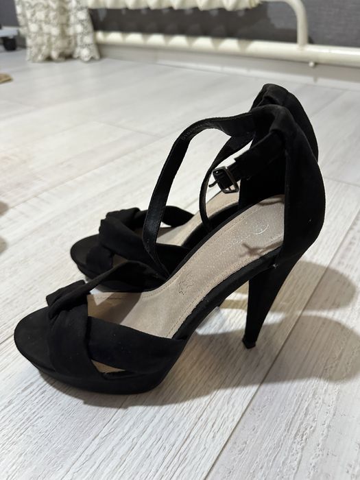 Замшевые босоножки