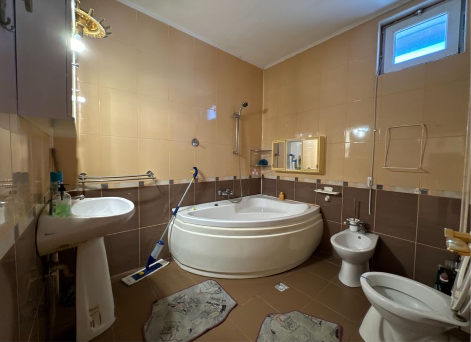 Vand urgent Apartament cu 3 camere ,doua bai,2 parcari,filigorie