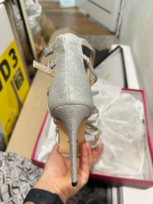 Сандали на висок ток