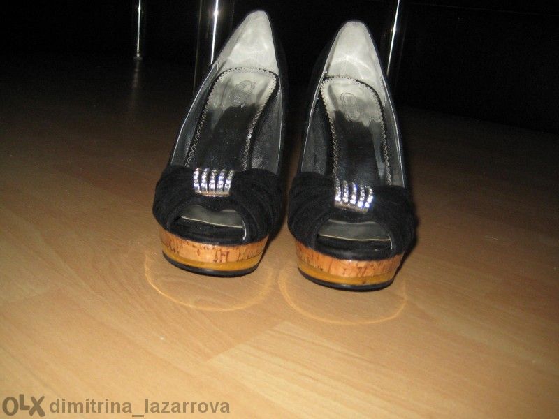 Велурени обувки на висок ток