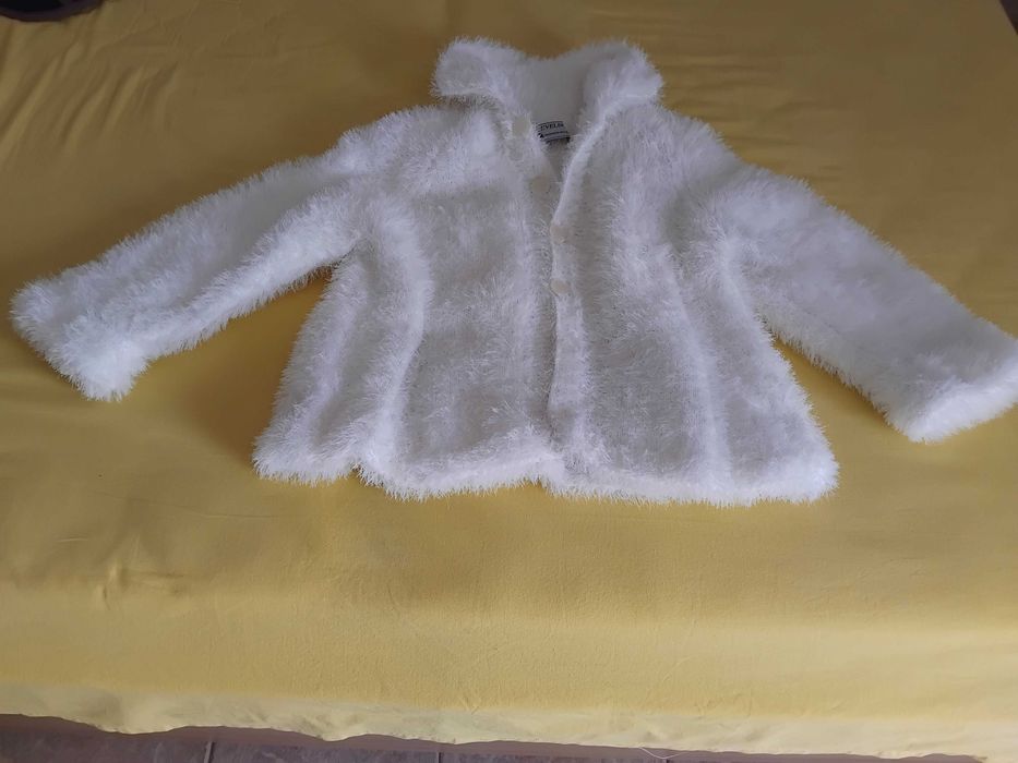 Дамска плетена жилетка бяла