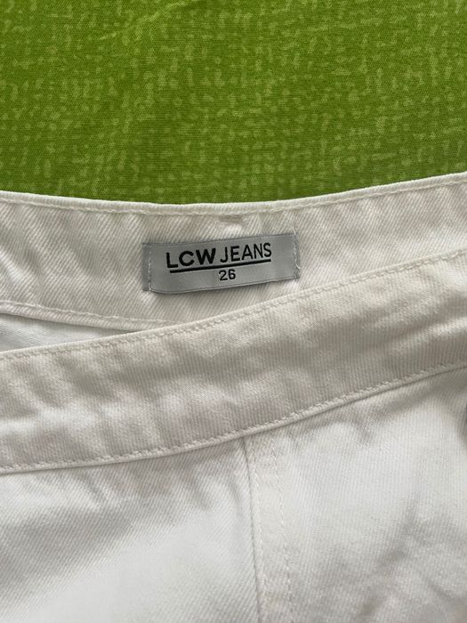 Бели дънкови къси гащи