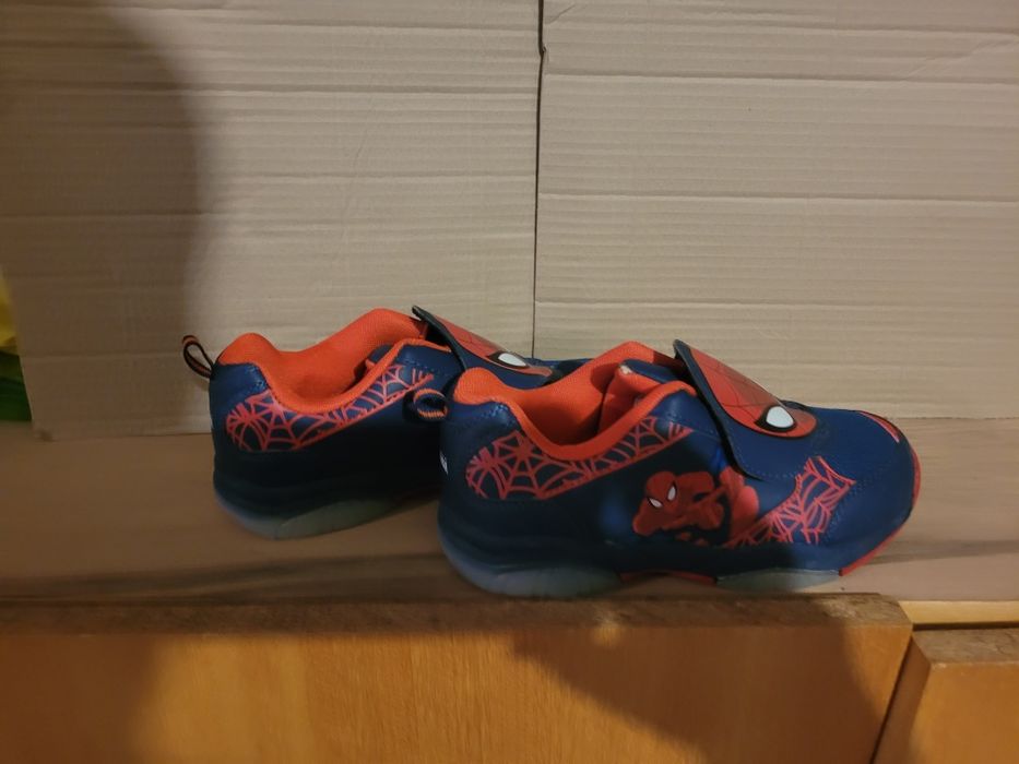 Детски маратонки светещи