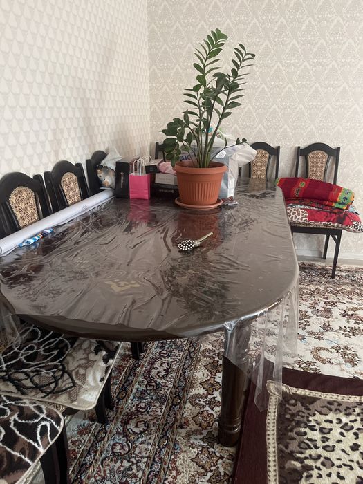 Стол деревянный. Почти новый. Нет повреждение. Уступка будет.