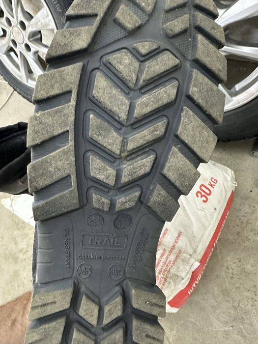 Новые резиновые сапоги и б/у ботинки