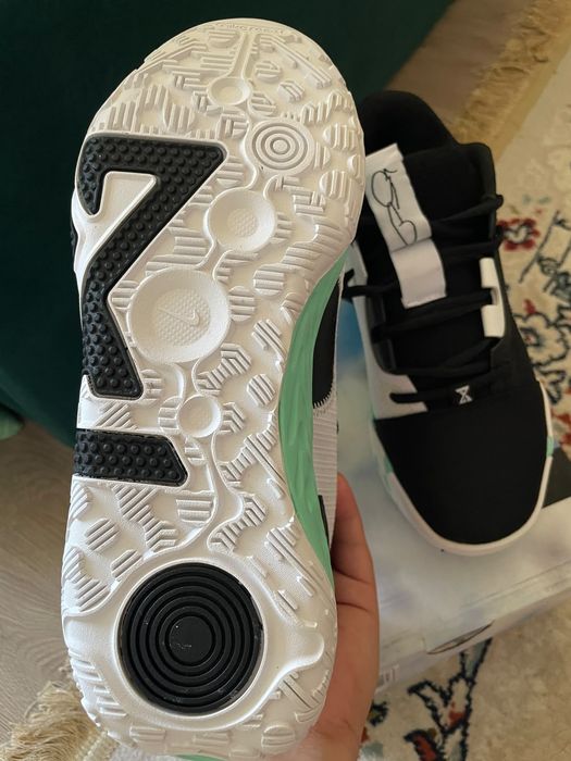 Кроссовки NIKE .