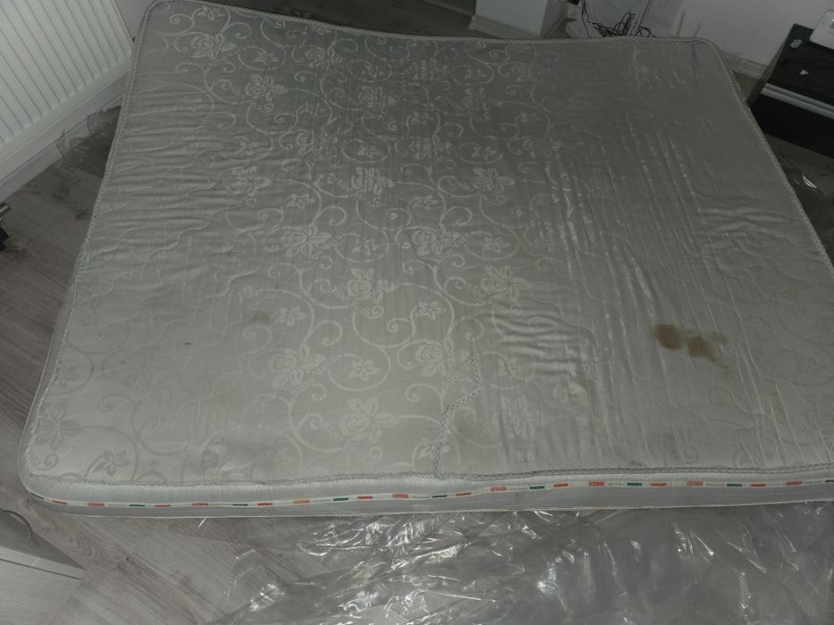 Saltea în stare uzată.