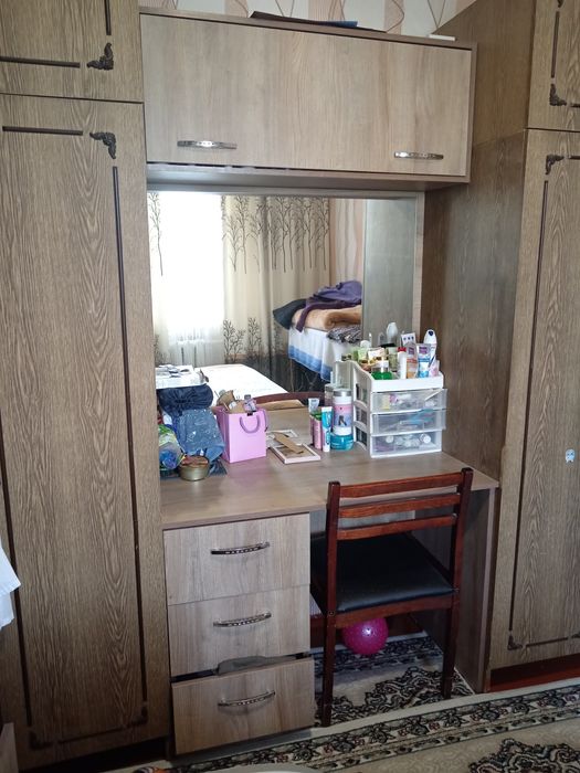 Стол с зеркалом/ туалетный столик.