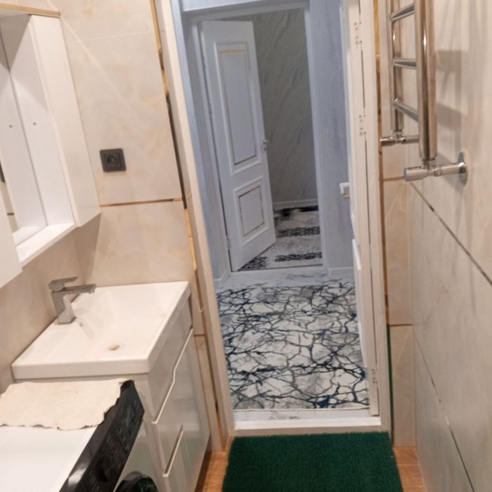 Kvartira qizlarga srochna 100$