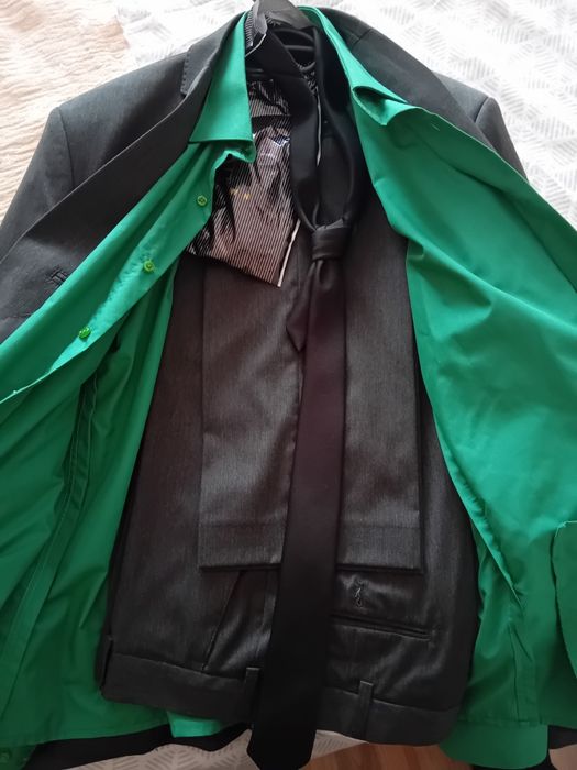 Костюм в сиво и зелено