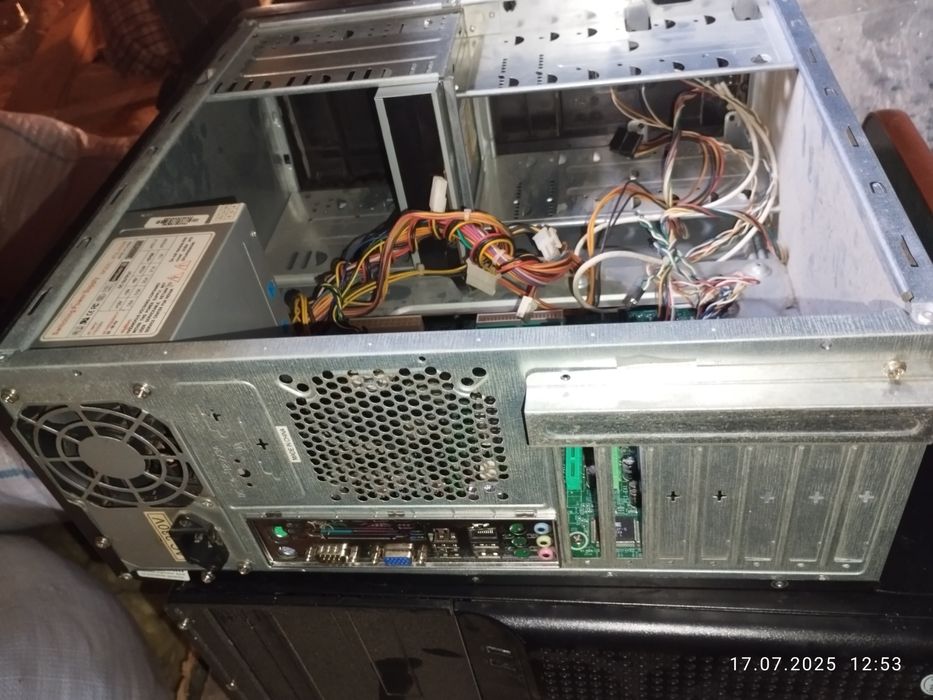 Vand 2 pc uri vechi functionale ,ori pentru piese