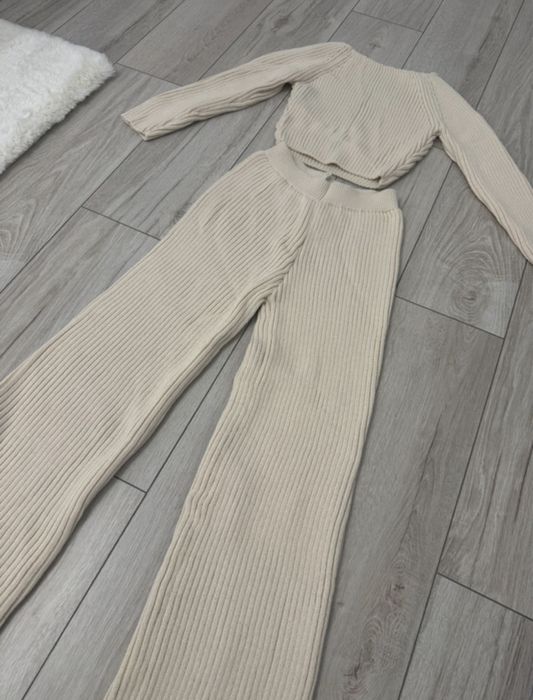 Set tricotat bej – mărime standard (S-M)