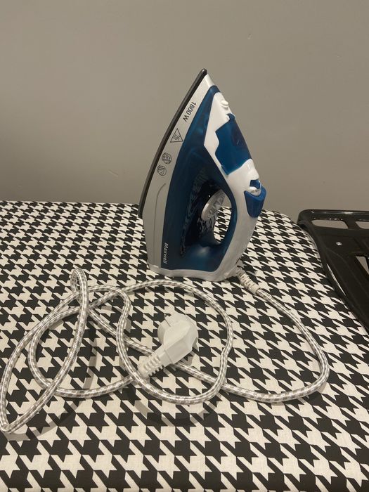 Новый утюг Maxwell, 1800W