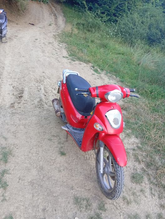 Vând scuter de 150 cc cu acte de Italia