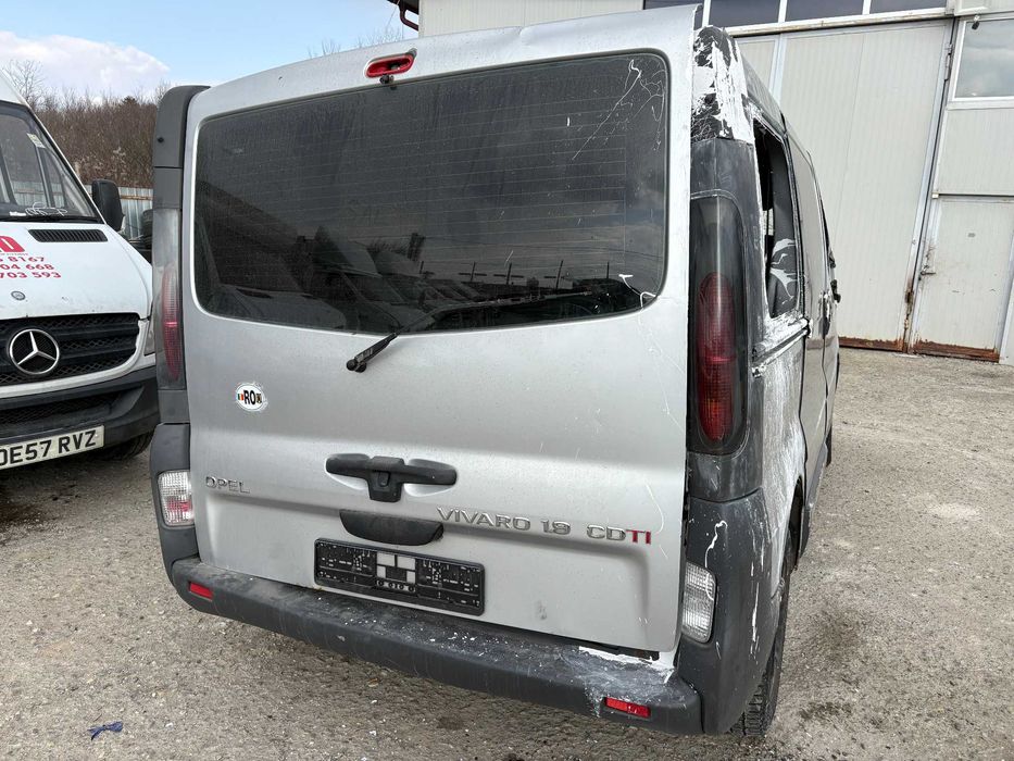 Usa fata Usa Laterala Oglinda OPEL VIVARO BUS 1.9 DTI 8+1 locuri 2006
