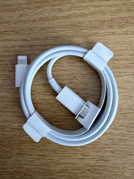 Se vinde cablu de date Lightning to USB-C si casti originale Apple.