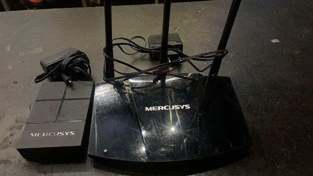 Продаются два Wi-Fi роутера вместе – TP-Link и Mercusys.