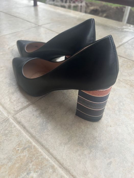 Затворени обувки, черен цвят, с шарен ток