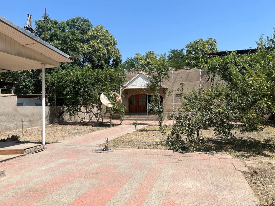 Guliston shahar, hovli sotiladi, 14 sorihdan iborat.5 xonali uy bor…..