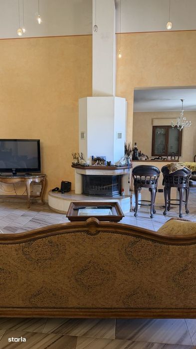 Casă rezidențială cu piscină și garaj, 7 camere