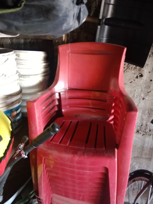 Продам пластиковые стулья.